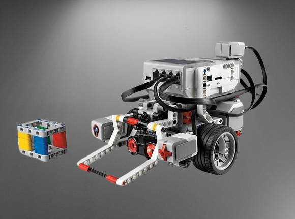 روبوت LEGO MINDSTORMS EV3 مزوّد بمستشعرات وذراع قابضة