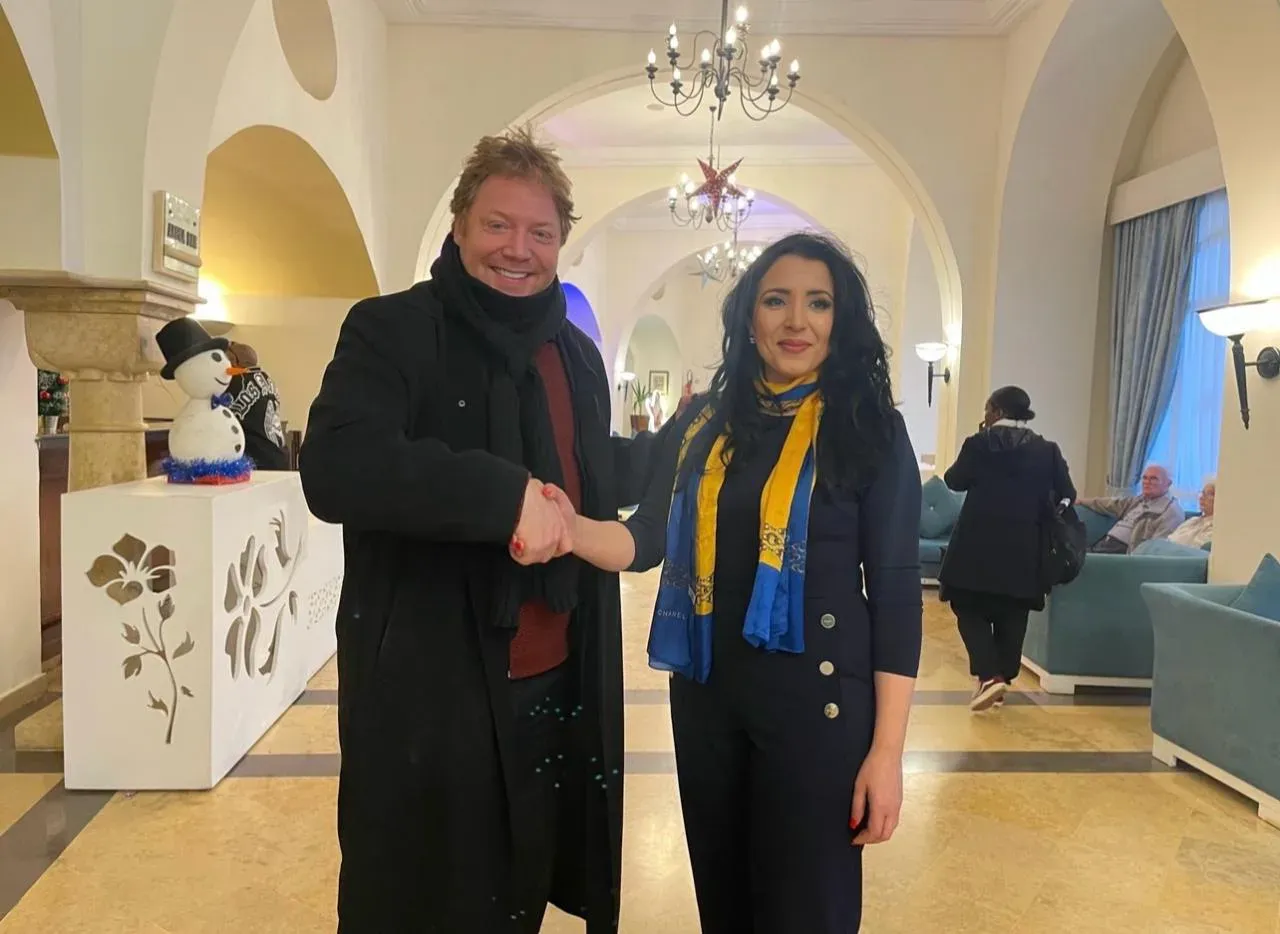 المديرة التنفيذية لشركة إنوفيرسا تلتقي الصحفي آندي فيرموث في مؤتمر TSYP